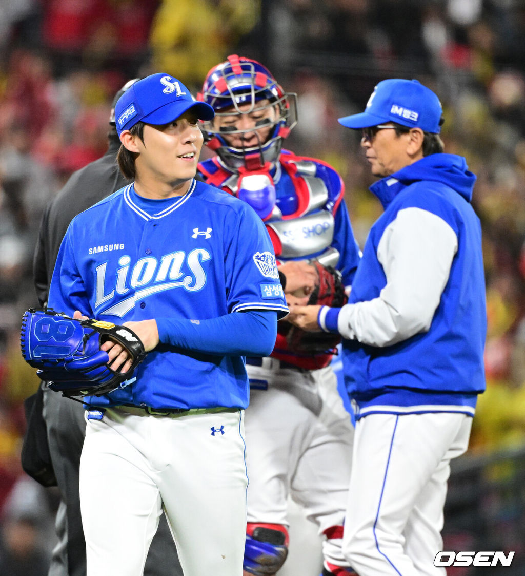 29일 광주-기아 챔피언스필드에서 2026 신한 SOL KBO 플레이오프 3차전 KIA 타이거즈와 삼성 라이온즈의 경기가 열렸다.KIA는 시라카와, 삼성은 최원태를 선발로 내세웠다.7회말 2사에서 삼성 원태인이 KIA 김도영 타석에 교체되고 있다. 2026.10.29 / jpnews@osen.co.kr