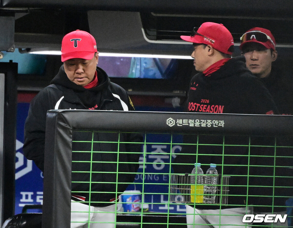29일 광주-기아 챔피언스필드에서 2026 신한 SOL KBO 플레이오프 3차전 KIA 타이거즈와 삼성 라이온즈의 경기가 열렸다.KIA는 시라카와, 삼성은 최원태를 선발로 내세웠다.8회초 1사 1,2루에서 KIA 김범수가 삼성 류지혁에 볼넷을 허용하자 이범호 감독이 아쉬워하고 있다. 2026.10.29 / jpnews@osen.co.kr