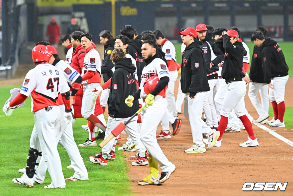 29일 광주-기아챔피언스필드에서 2026 신한 SOL KBO 플레이오프 3차전 KIA 타이거즈와 삼성 라이온즈의 경기가 열렸다.홈팀 KIA는 시라카와가, 방문팀 삼성은 최원태가 선발 출전했다.KIA 타이거즈 선수들이 삼성 라이온즈와의 3차전 경기를 4-6으로 패한 후 팬들에게 인사를 하고 있다. 2026.10.29 / foto0307@osen.co.kr