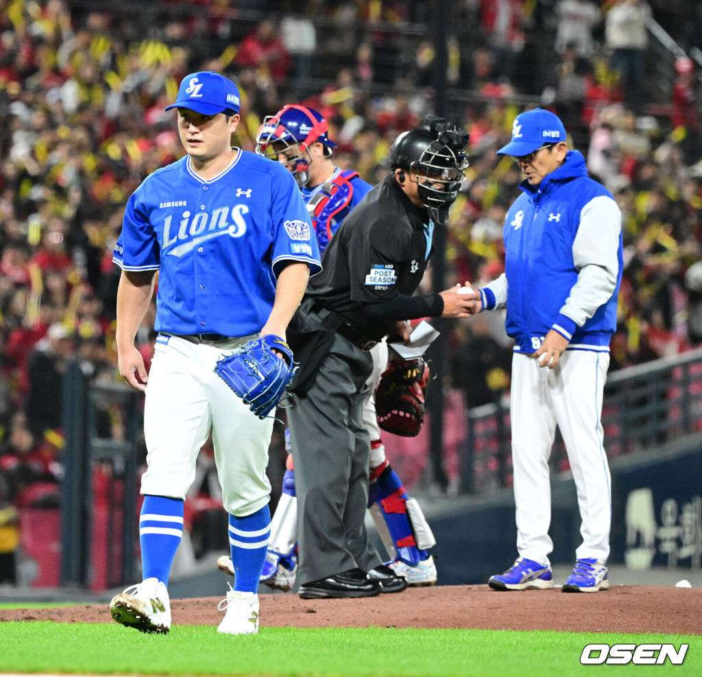 29일 광주-기아 챔피언스필드에서 2026 신한 SOL KBO 플레이오프 3차전 KIA 타이거즈와 삼성 라이온즈의 경기가 열렸다.KIA는 시라카와, 삼성은 최원태를 선발로 내세웠다.2회말 2사 1,3루에서 삼성 최원태가 교체되고 있다. 2026.10.29 / jpnews@osen.co.kr