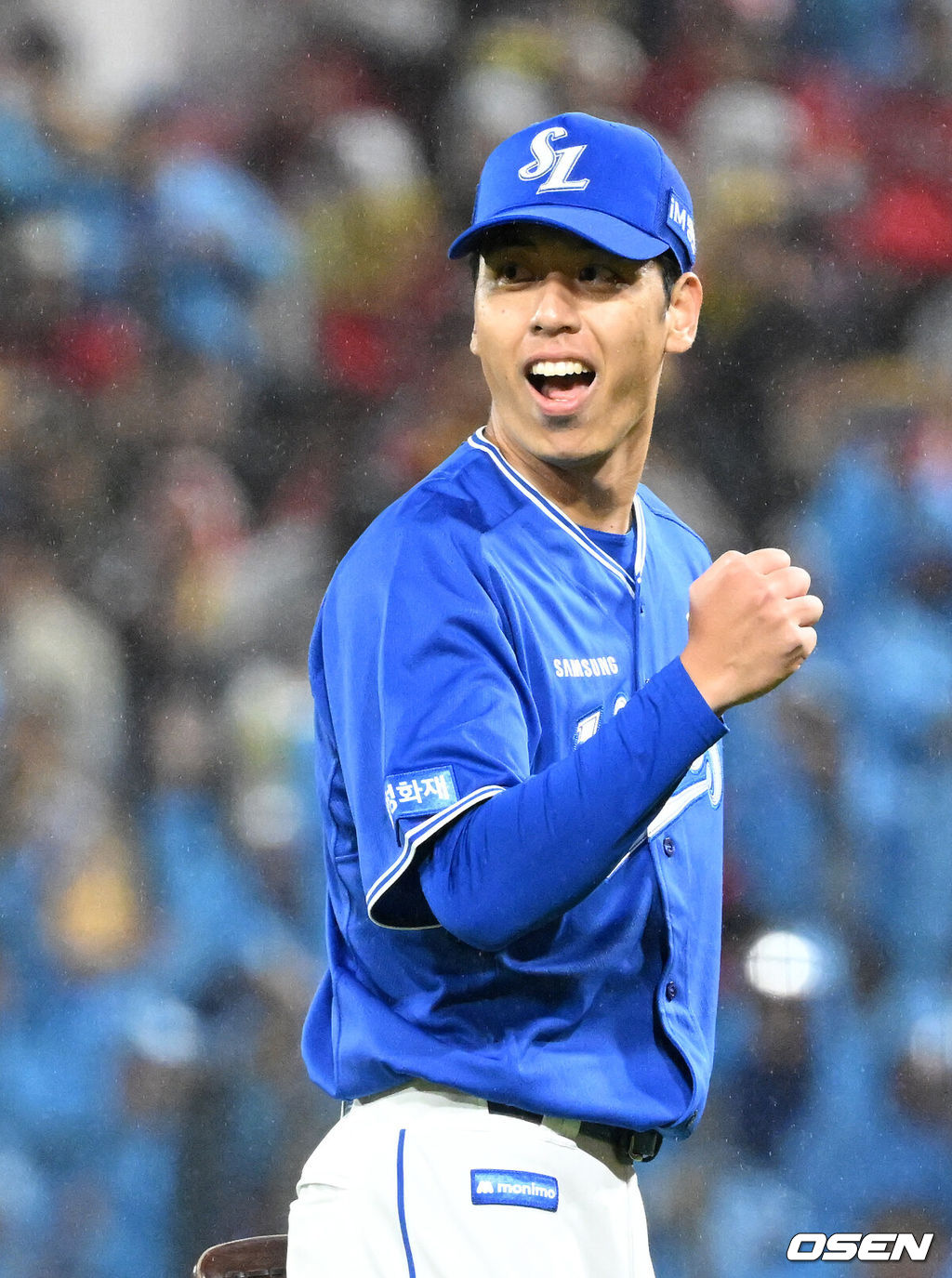 삼성은 29일 광주-기아 챔피언스필드에서 열린 2026 신한 SOL KBO 포스트시즌 KIA 타이거즈와의 플레이오프 3차전을 6-4로 승리했다.이로써 삼성은 1패후 2연승을 거두며 남은 2경기에서 1승만 올리면 한국시리즈에 진출한다.경기 종료 후 삼성 사토시가 승리의 기쁨을 나누고 있다. 2026.10.29 /sunday@osen.co.kr