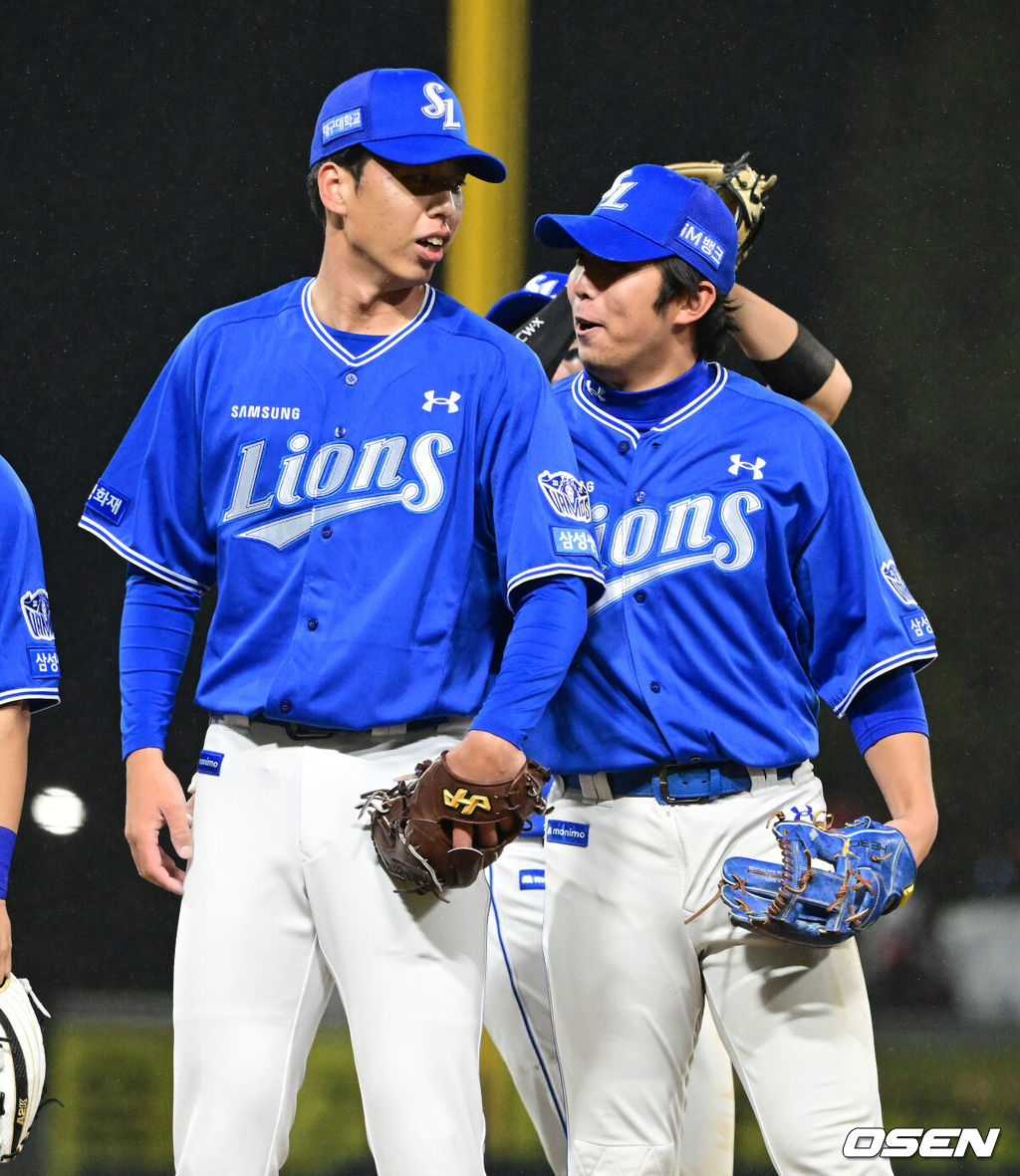 ] 삼성 라이온즈가 29일 광주-기아 챔피언스필드에서 열린 2026 신한 SOL KBO 포스트시즌 KIA 타이거즈와의 플레이오프 3차전을 6-4로 승리했다.디아즈의 투런홈런, 류지혁의 투런 홈런에 이어 박승규의 결승타, 구자욱의 추가 적시타에 힘입었다. 원태인을 포함해 불펜을 총동원해 승리를 이끌었다. 이로써 삼성은 1패후 2연승을 거두며 남은 2경기에서 1승만 올리면 한국시리즈에 진출한다. KIA는 투수 9명의 투입하는 물량작전을 벌였지만 타선의 응집력에서 한뼘 뒤지며 1승후 연패를 당해 벼랑끝에 몰렸다. 김도영이 홈런 포함 2안타 3출루를 했지만 앞뒤에서 뒷받침이 없었다. 삼성 사토시, 김영웅이 승리를 기뻐하고 있다. 2026.10.29 / jpnews@osen.co.kr