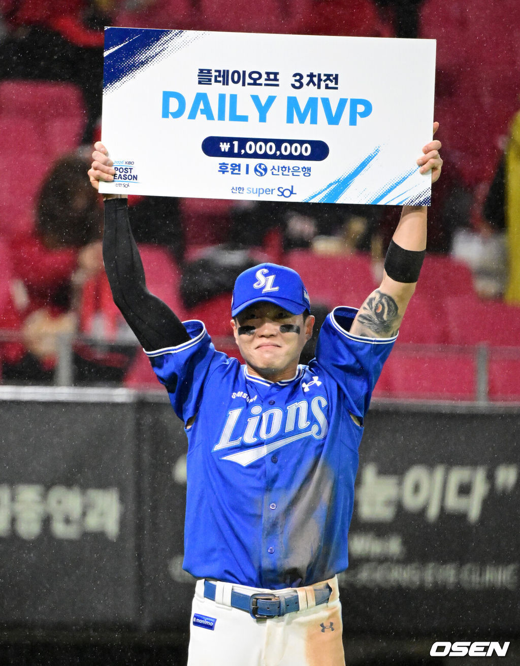 ] 삼성 라이온즈가 29일 광주-기아 챔피언스필드에서 열린 2026 신한 SOL KBO 포스트시즌 KIA 타이거즈와의 플레이오프 3차전을 6-4로 승리했다.디아즈의 투런홈런, 류지혁의 투런 홈런에 이어 박승규의 결승타, 구자욱의 추가 적시타에 힘입었다. 원태인을 포함해 불펜을 총동원해 승리를 이끌었다. 이로써 삼성은 1패후 2연승을 거두며 남은 2경기에서 1승만 올리면 한국시리즈에 진출한다. KIA는 투수 9명의 투입하는 물량작전을 벌였지만 타선의 응집력에서 한뼘 뒤지며 1승후 연패를 당해 벼랑끝에 몰렸다. 김도영이 홈런 포함 2안타 3출루를 했지만 앞뒤에서 뒷받침이 없었다. 플레이오프 데일리 MVP에 선정된 삼성 류지혁이 기빠하고 있다. 2026.10.29 / jpnews@osen.co.kr