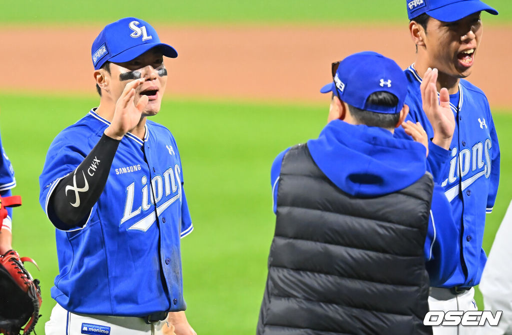 29일 광주-기아챔피언스필드에서 2026 신한 SOL KBO 플레이오프 3차전 KIA 타이거즈와 삼성 라이온즈의 경기가 열렸다. 홈팀 KIA는 시라카와가, 방문팀 삼성은 최원태가 선발 출전했다.삼성 라이온즈 류지혁이 KIA 타이거즈와의 3차전 경기를 6-4로 승리한 후 박진만 감독과 기뻐하고 있다. 2026.10.29 / foto0307@osen.co.kr