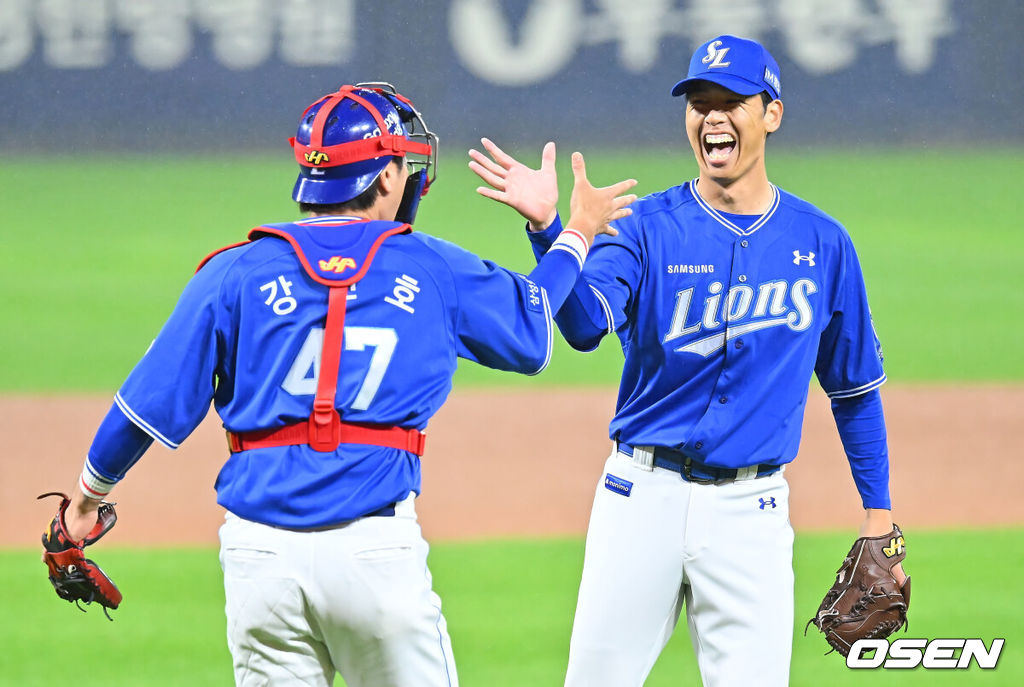 29일 광주-기아챔피언스필드에서 2026 신한 SOL KBO 플레이오프 3차전 KIA 타이거즈와 삼성 라이온즈의 경기가 열렸다. 홈팀 KIA는 시라카와가, 방문팀 삼성은 최원태가 선발 출전했다.삼성 라이온즈 사토시가 KIA 타이거즈와의 3차전 경기를 6-4로 승리한 후 강민호와 기뻐하고 있다. 2026.10.29 / foto0307@osen.co.kr