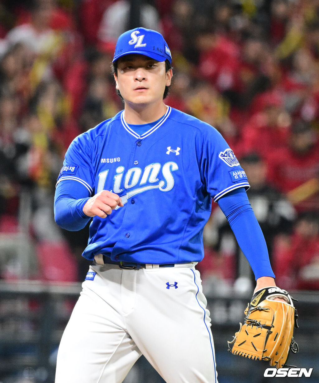 29일 광주-기아 챔피언스필드에서 2026 신한 SOL KBO 플레이오프 3차전 KIA 타이거즈와 삼성 라이온즈의 경기가 열렸다.KIA는 시라카와, 삼성은 최원태를 선발로 내세웠다.4회말 수비를 마친 삼성 이재희가 더그아웃으로 향하고 있다. 2026.10.29 / jpnews@osen.co.kr