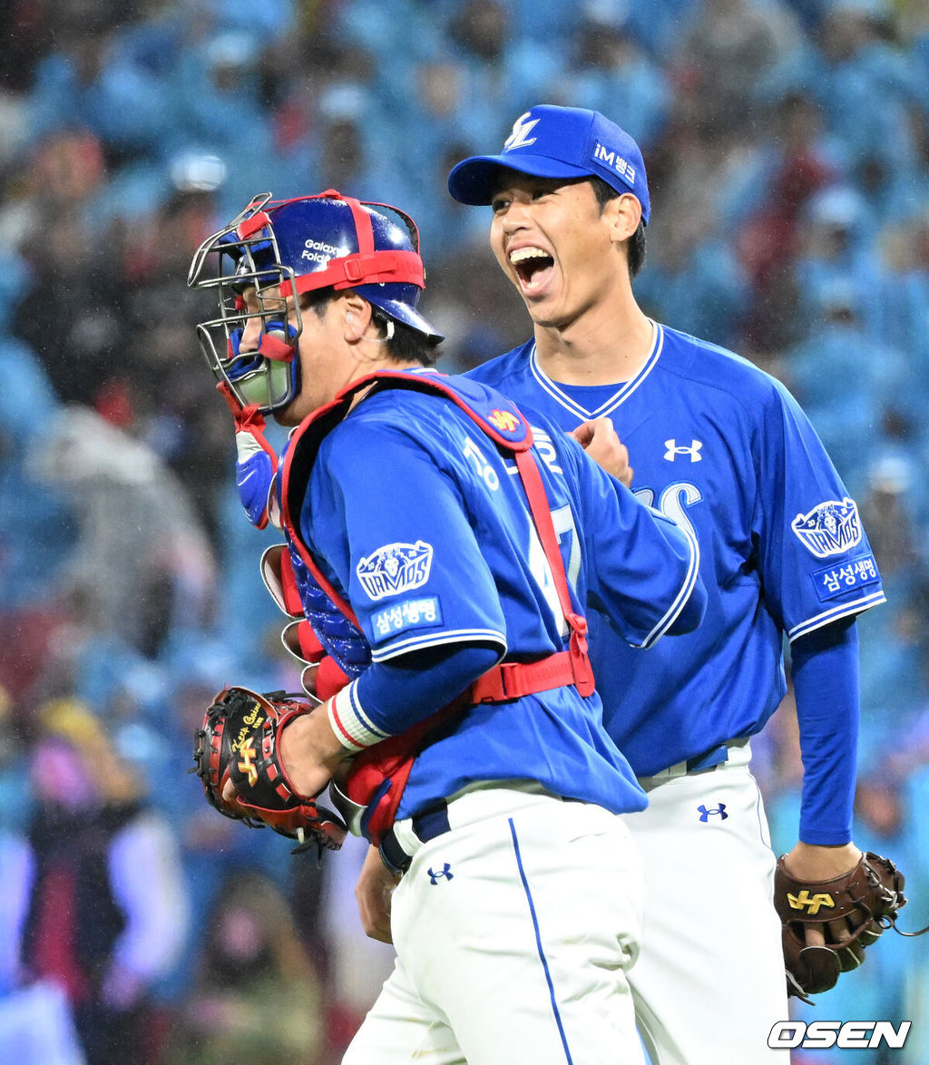 삼성은 29일 광주-기아 챔피언스필드에서 열린 2026 신한 SOL KBO 포스트시즌 KIA 타이거즈와의 플레이오프 3차전을 6-4로 승리했다.이로써 삼성은 1패후 2연승을 거두며 남은 2경기에서 1승만 올리면 한국시리즈에 진출한다.9회말 2사 1,2루에서 삼성 사토시, 강민호가 땅볼로 물러나며 아쉬워하고 있다. 2026.10.29 /sunday@osen.co.kr