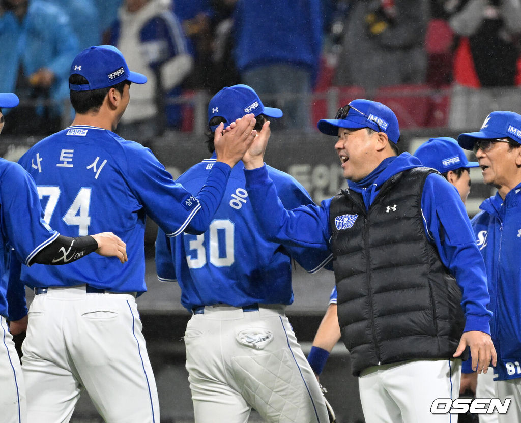 삼성은 29일 광주-기아 챔피언스필드에서 열린 2026 신한 SOL KBO 포스트시즌 KIA 타이거즈와의 플레이오프 3차전을 6-4로 승리했다.이로써 삼성은 1패후 2연승을 거두며 남은 2경기에서 1승만 올리면 한국시리즈에 진출한다.경기 종료 후 삼성 박진만 감독이 사토시와 승리의 기쁨을 나누고 있다. 2026.10.29 /sunday@osen.co.kr