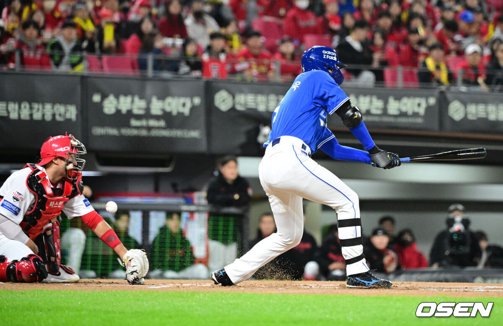 29일 광주-기아 챔피언스필드에서 2026 신한 SOL KBO 플레이오프 3차전 KIA 타이거즈와 삼성 라이온즈의 경기가 열렸다.KIA는 시라카와, 삼성은 최원태를 선발로 내세웠다.1회초 2사에서 삼성 구자욱의 스트라이크 낫아웃에 KIA 김태군이 시라카와 폭투로 볼을 빠뜨리고 있다. 2026.10.29 / jpnews@osen.co.kr