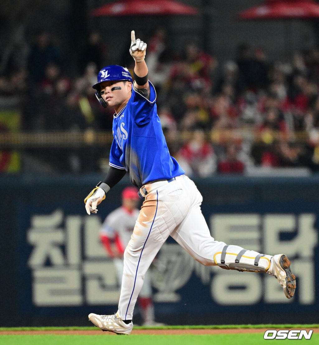 29일 광주-기아 챔피언스필드에서 2026 신한 SOL KBO 플레이오프 3차전 KIA 타이거즈와 삼성 라이온즈의 경기가 열렸다.KIA는 시라카와, 삼성은 최원태를 선발로 내세웠다.5회초 1사 1루에서 삼성 류지혁이 역전 우월 투런포를 날리며 기뻐하고 있다. 2026.10.29 / jpnews@osen.co.kr