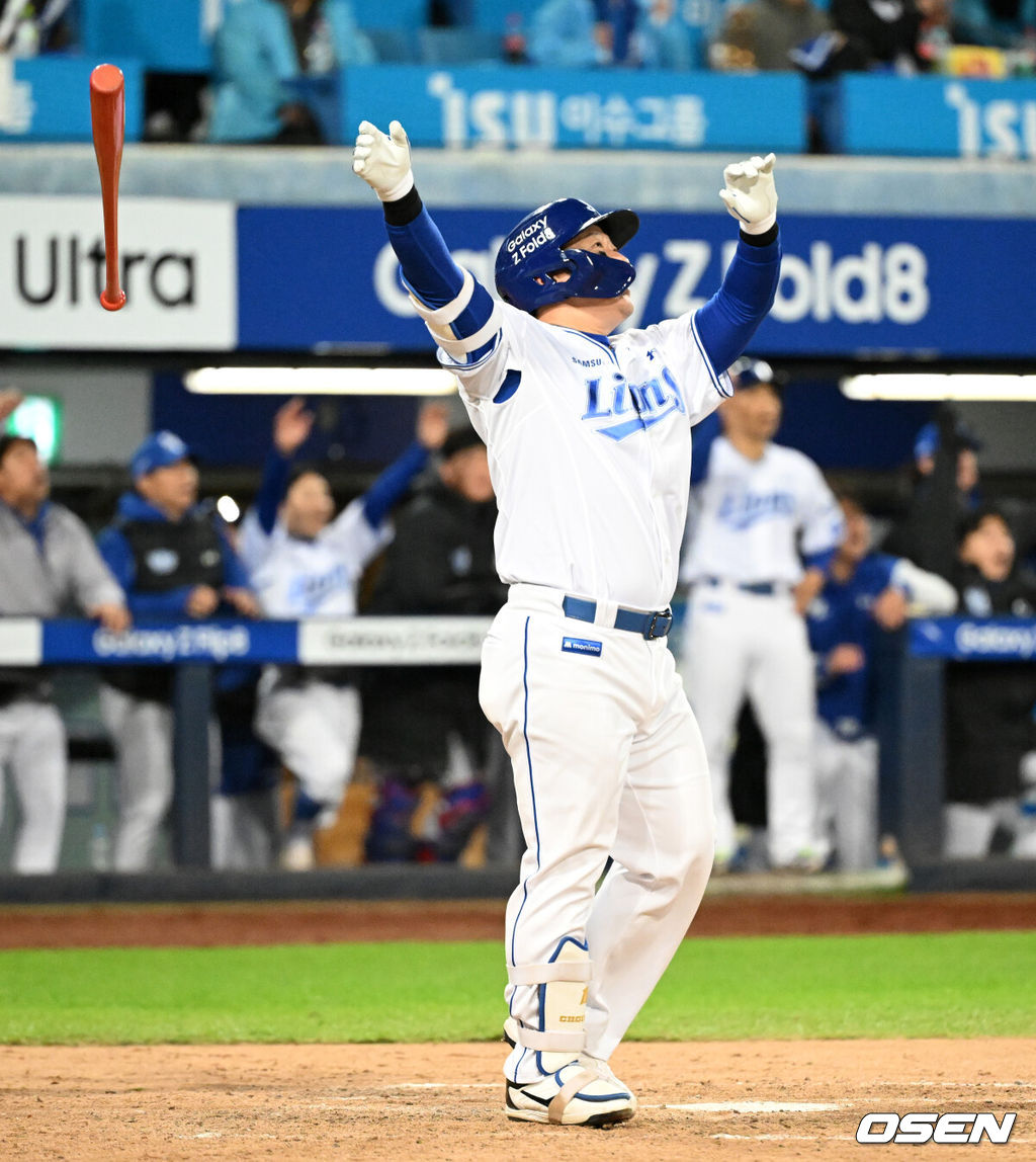 27일 대구삼성라이온즈파크에서 2026 신한 SOL KBO 플레이오프 2차전 삼성 라이온즈와 KIA 타이거즈의 경기가 열렸다.삼성은 아리엘 후라도, KIA는 애덤 올러가 나섰다.7회말 1사에서 삼성 최형우가 우월 솔로 홈런을 치고 있다. 2026.10.27 /sunday@osen.co.kr