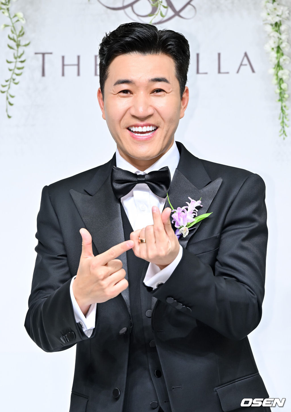 가수 김종민은 20일 서울 중구 장충동 신라호텔 영빈관에서 11살 연하 예비 신부와 결혼식을 올린다.예비 신부가 비연예인인 만큼 혼자 포토월에 서는 김종민은 간단한 인터뷰에 응하며 간단한 소감을 전했다. 김종민이 포즈를 취하고 있다.   2025.04.20 / soul1014@osen.co.kr