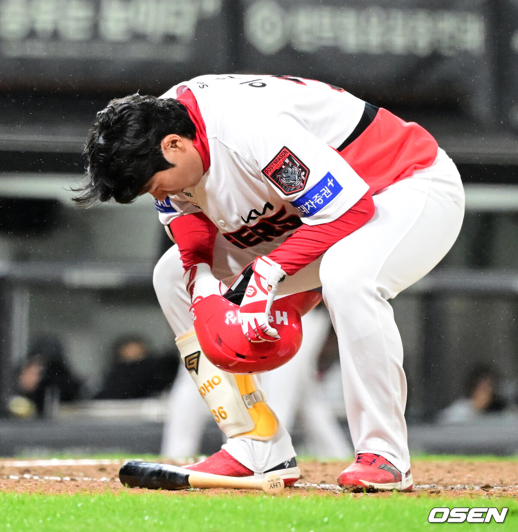 29일 광주-기아 챔피언스필드에서 2026 신한 SOL KBO 플레이오프 3차전 KIA 타이거즈와 삼성 라이온즈의 경기가 열렸다.KIA는 시라카와, 삼성은 최원태를 선발로 내세웠다.8회말 1사 1루에서 KIA 이호연이 유격수 라인드라이브에 아쉬워하고 있다. 2026.10.29 / jpnews@osen.co.kr