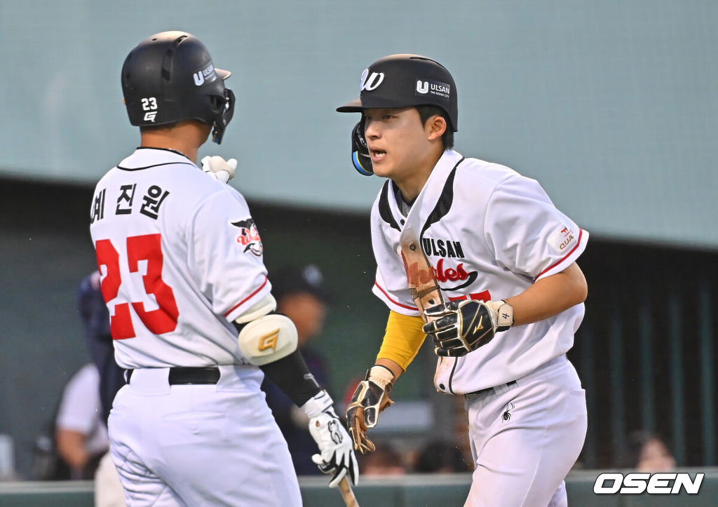 27일 울산 문수야구장에서 2026 메디힐 KBO 퓨처스리그 울산 웨일즈와 롯데 자이언츠의 경기가 열렸다. 울산은 나가가 선발로, 롯데는 박세진이 선발출전했다.울산 웨일즈 박문순이 9회말 1사 1루 홀의 우중전 1타점 2루타때 득점을 올리고 하이파이브를 하고 있다. 2026.06.27 / foto0307@osen.co.kr