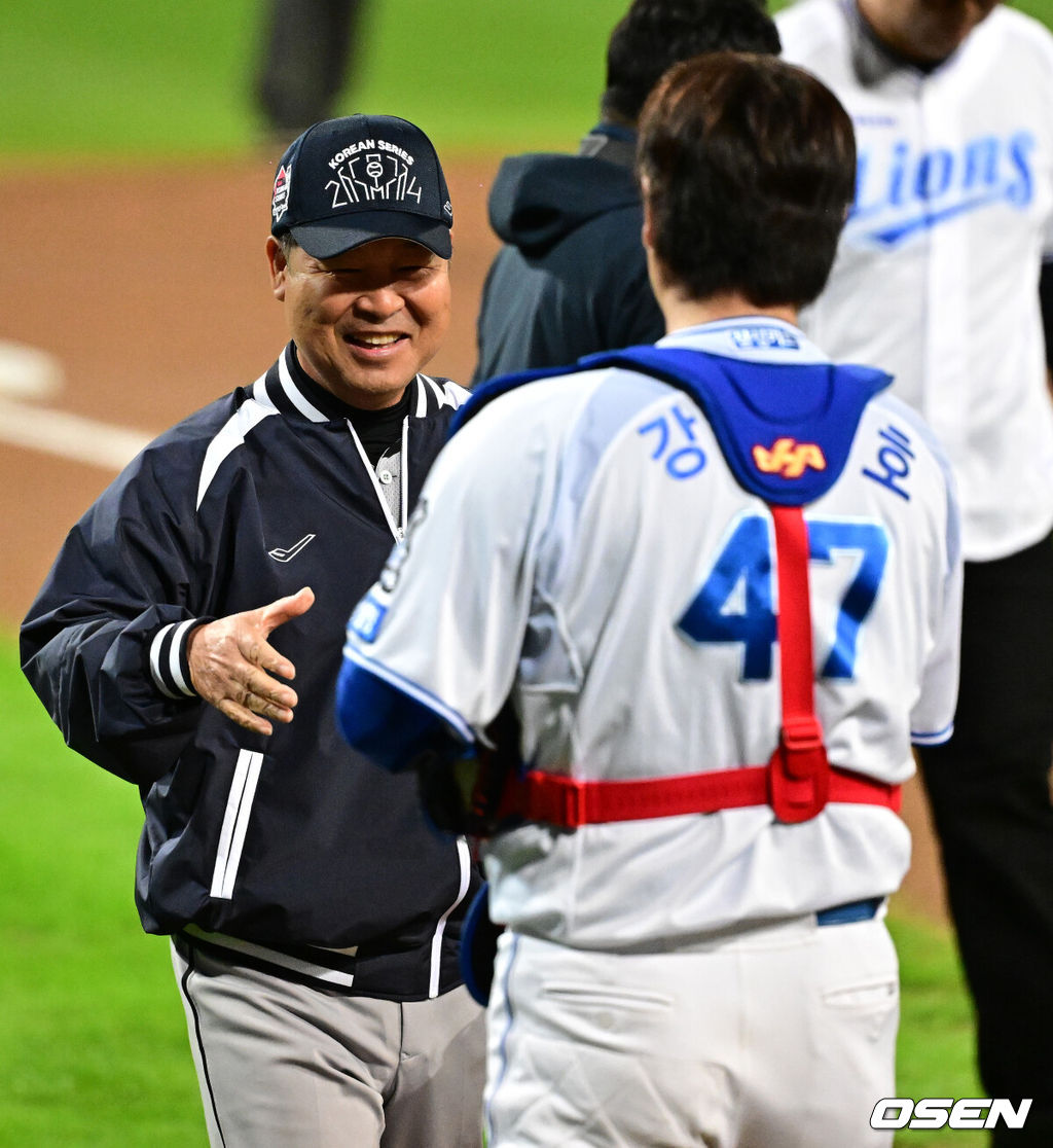 삼성 라이온즈가 25일 대구삼성라이온즈파크(이하 라팍)에서 열린 2024 신한은행 SOL 뱅크 한국시리즈 3차전에서 KIA 타이거즈를 4-2로 제압했다.이성규 김영웅 김헌곤 박병호가 차례로 솔로포를 터트렸다. 팀 한국시리즈 한 경기 최다 홈런이었다. 선발 데니 레예스가 7이닝 1실점 눈부신 투구로 승리를 이끌었다. 2연패 후 1승을 올리며 반격의 실마리를 잡았다. 삼성 구단 최초 영구결번 이만수 헐크파운데이션 이사장이 시포를 준비하며 삼성 강민호와 인사를 나누고 있다. 2024.10.25 / jpnews@osen.co.kr