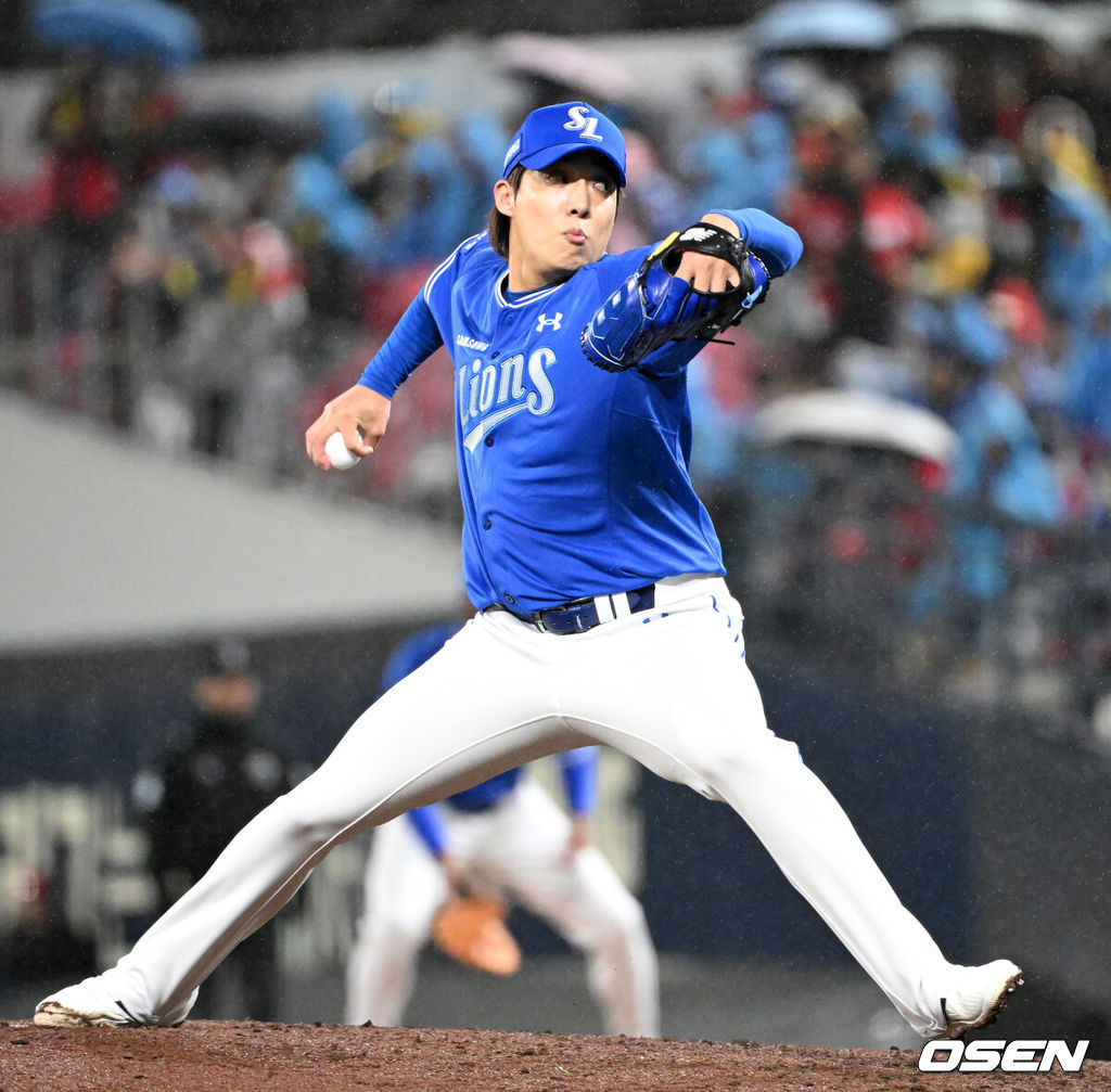 29일 광주-기아 챔피언스필드에서 2026 신한 SOL KBO 플레이오프 3차전 KIA 타이거즈와 삼성 라이온즈의 경기가 열렸다.KIA는 시라카와, 삼성은 최원태를 선발로 내세웠다.6회말 무사에서 삼성 원태인이 역투하고 있다. 2026.10.29 /sunday@osen.co.kr