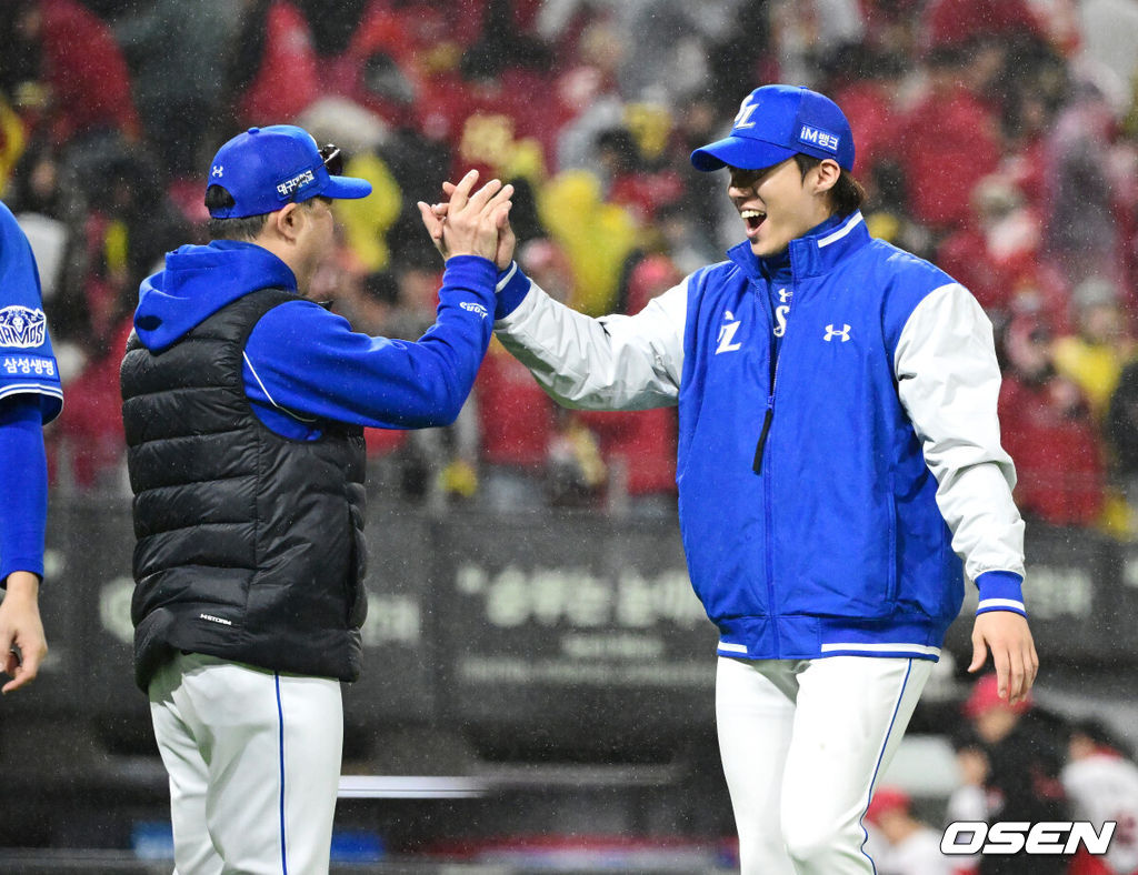 ] 삼성 라이온즈가 29일 광주-기아 챔피언스필드에서 열린 2026 신한 SOL KBO 포스트시즌 KIA 타이거즈와의 플레이오프 3차전을 6-4로 승리했다.디아즈의 투런홈런, 류지혁의 투런 홈런에 이어 박승규의 결승타, 구자욱의 추가 적시타에 힘입었다. 원태인을 포함해 불펜을 총동원해 승리를 이끌었다. 이로써 삼성은 1패후 2연승을 거두며 남은 2경기에서 1승만 올리면 한국시리즈에 진출한다. KIA는 투수 9명의 투입하는 물량작전을 벌였지만 타선의 응집력에서 한뼘 뒤지며 1승후 연패를 당해 벼랑끝에 몰렸다. 김도영이 홈런 포함 2안타 3출루를 했지만 앞뒤에서 뒷받침이 없었다. 삼성 박진만 감독이 원태인과 승리 하이파이브를 하고 있다. 2026.10.29 / jpnews@osen.co.kr