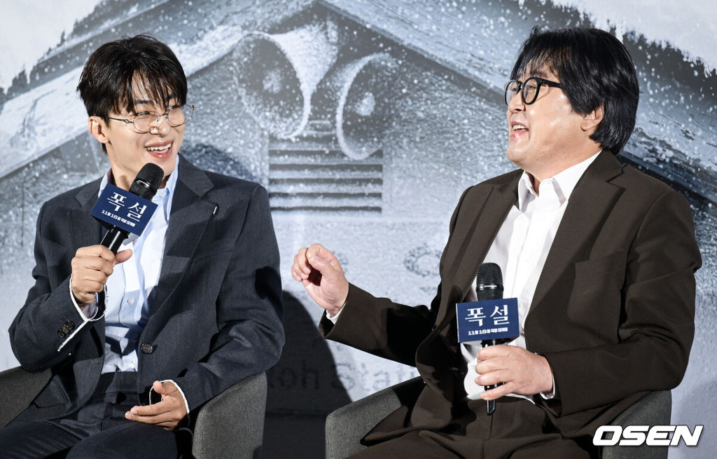 영화 ‘폭설(홍의정 감독)’ 제작보고회가 30일 서울 용산구 용산아이파크몰CGV에서 열렸다.‘폭설’은 폭설로 고립된 시골 기차역에서 퇴직을 앞둔 역장 갑수(김윤석)와 새로 온 후임 현택(구교환) 앞에 의문의 시신이 발견되며 벌어지는 미스터리 드라마다. 11월 18일 개봉.배우 구교환(왼쪽)이 김윤석을 팅커벨로 표현하고 있다. 2026.10.30/cej@osen.co.kr