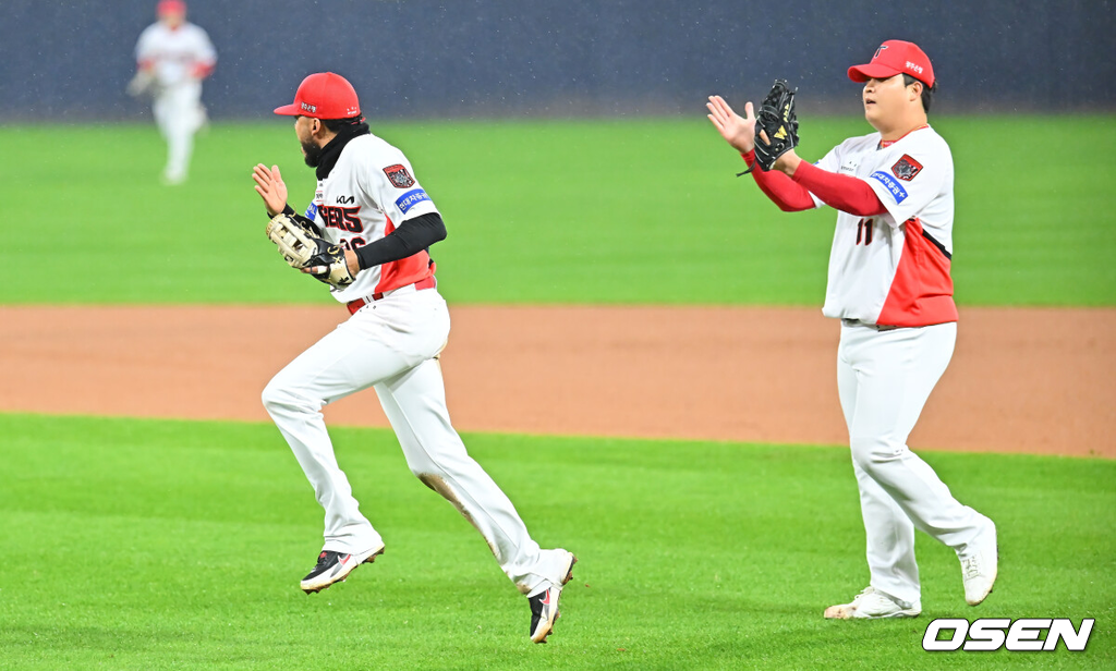 29일 광주-기아챔피언스필드에서 2026 신한 SOL KBO 플레이오프 3차전 KIA 타이거즈와 삼성 라이온즈의 경기가 열렸다.홈팀 KIA는 시라카와가, 방문팀 삼성은 최원태가 선발 출전했다.KIA 타이거즈 조상우가 6회초 1사 1,2루 삼성 라이온즈 김영웅을 1루수 병살로 잡은 카스트로에게 박수를 보내고 있다. 2026.10.29 / foto0307@osen.co.kr