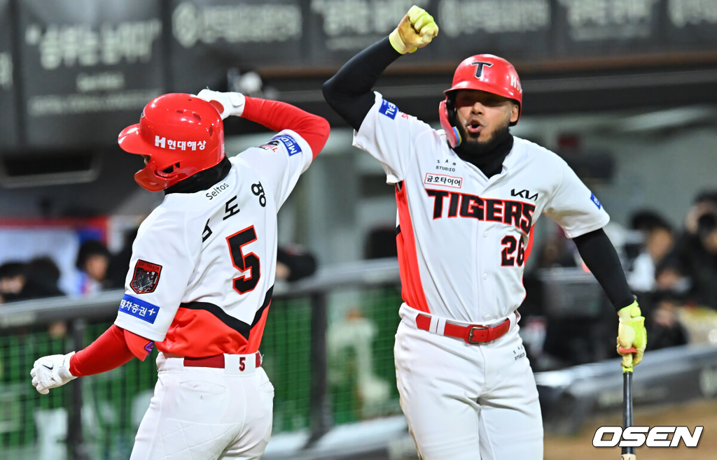 29일 광주-기아챔피언스필드에서 2026 신한 SOL KBO 플레이오프 3차전 KIA 타이거즈와 삼성 라이온즈의 경기가 열렸다.홈팀 KIA는 시라카와가, 방문팀 삼성은 최원태가 선발 출전했다.KIA 타이거즈 김도영이 3회말 1사 우월 역전 솔로 홈런을 치고 카스트로와 세리머니를 하고 있다. 2026.10.29 / foto0307@osen.co.kr