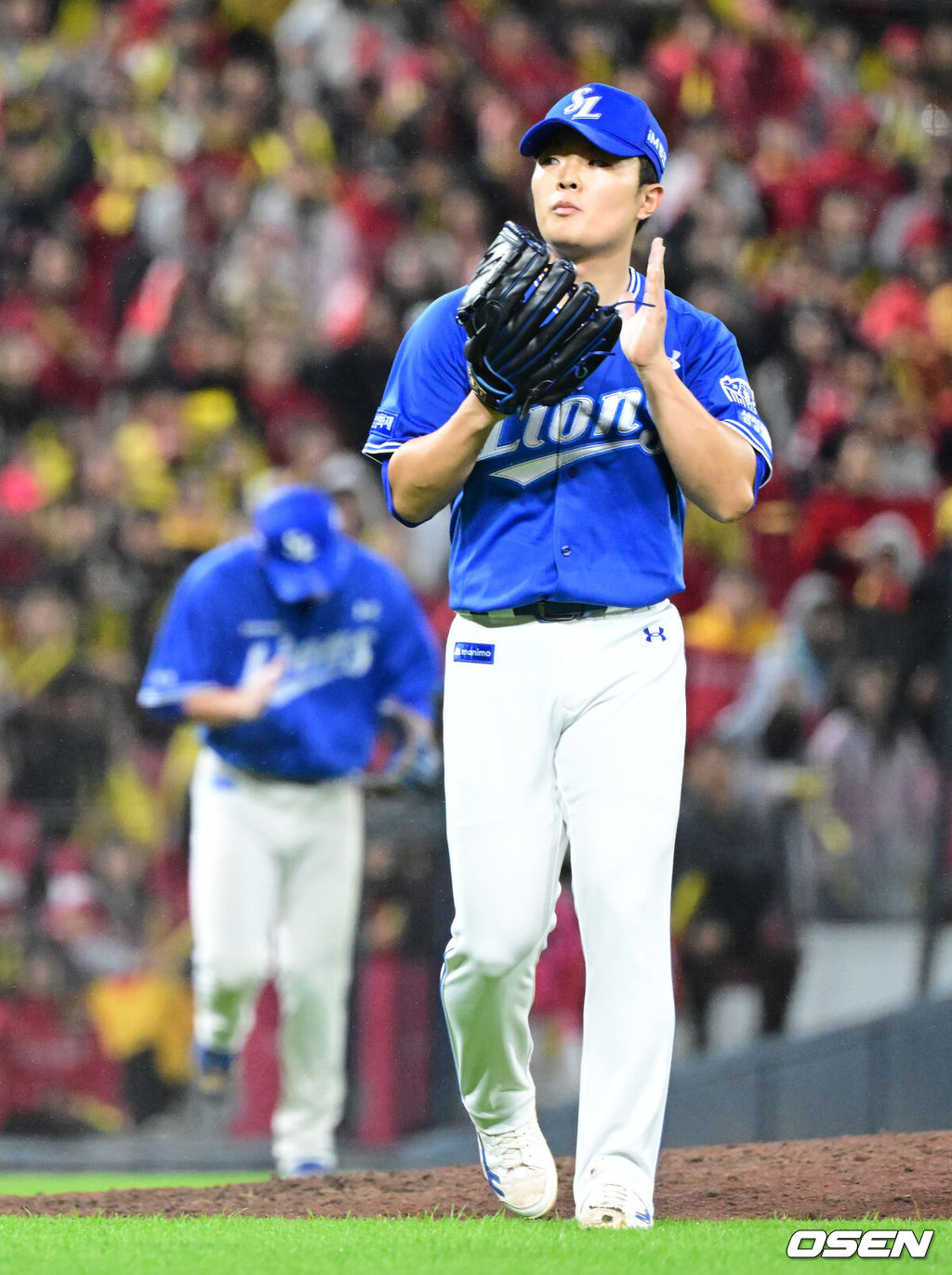 29일 광주-기아 챔피언스필드에서 2026 신한 SOL KBO 플레이오프 3차전 KIA 타이거즈와 삼성 라이온즈의 경기가 열렸다.KIA는 시라카와, 삼성은 최원태를 선발로 내세웠다.8회말 1사 1루에서 삼성 이승민이 KIA 이호연을 유격수 라인드라이브 병살로 처리하며 기뻐하고 있다. 2026.10.29 / jpnews@osen.co.kr