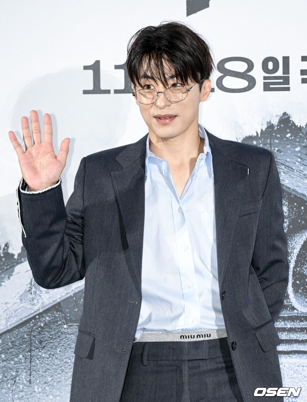 영화 ‘폭설(홍의정 감독)’ 제작보고회가 30일 서울 용산구 용산아이파크몰CGV에서 열렸다.‘폭설’은 폭설로 고립된 시골 기차역에서 퇴직을 앞둔 역장 갑수(김윤석)와 새로 온 후임 현택(구교환) 앞에 의문의 시신이 발견되며 벌어지는 미스터리 드라마다. 11월 18일 개봉.배우 구교환이 포즈를 취하고 있다. 2026.10.30/cej@osen.co.kr