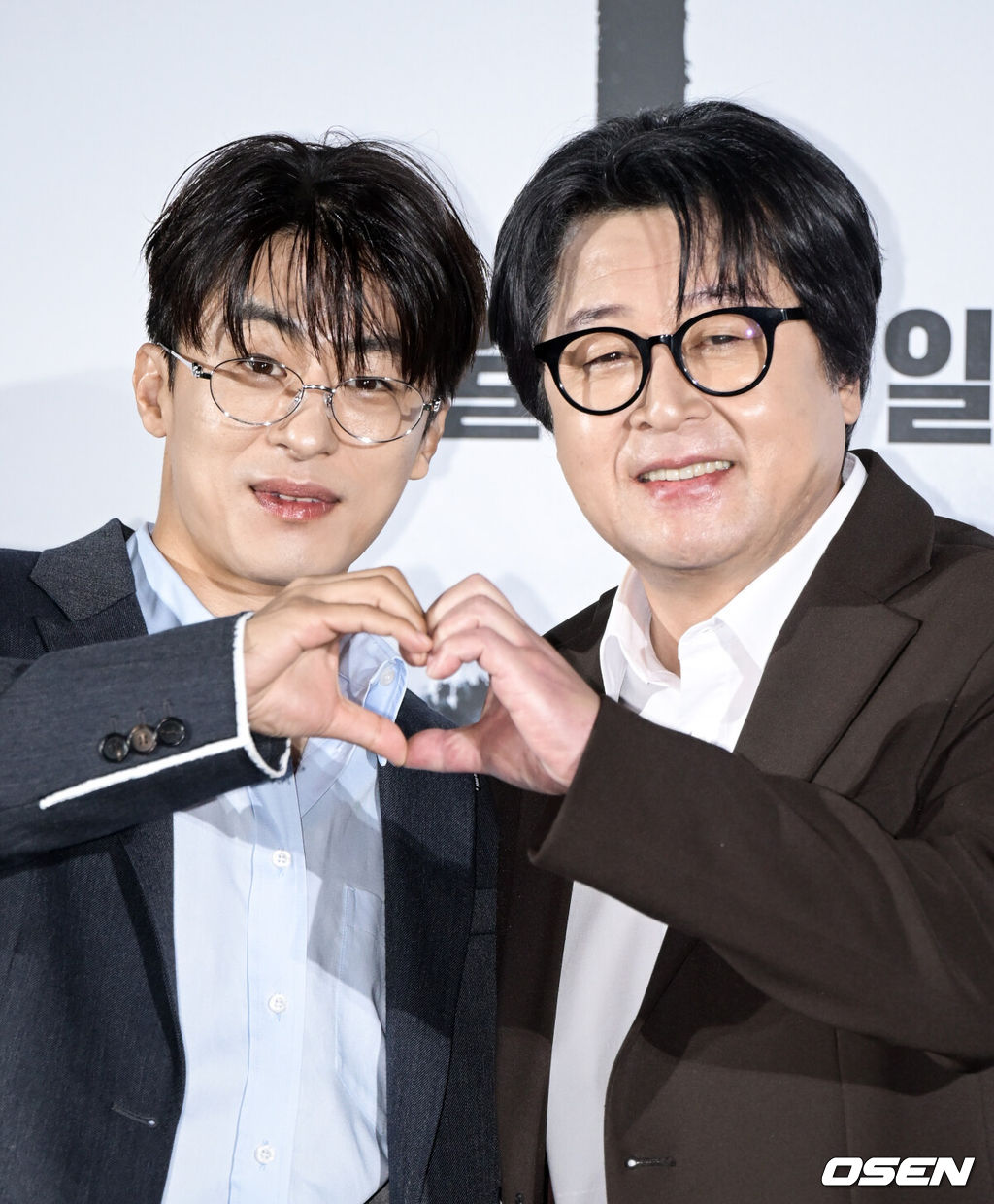영화 ‘폭설(홍의정 감독)’ 제작보고회가 30일 서울 용산구 용산아이파크몰CGV에서 열렸다.‘폭설’은 폭설로 고립된 시골 기차역에서 퇴직을 앞둔 역장 갑수(김윤석)와 새로 온 후임 현택(구교환) 앞에 의문의 시신이 발견되며 벌어지는 미스터리 드라마다. 11월 18일 개봉.배우 구교환, 김윤석이 포즈를 취하고 있다. 2026.10.30/cej@osen.co.kr