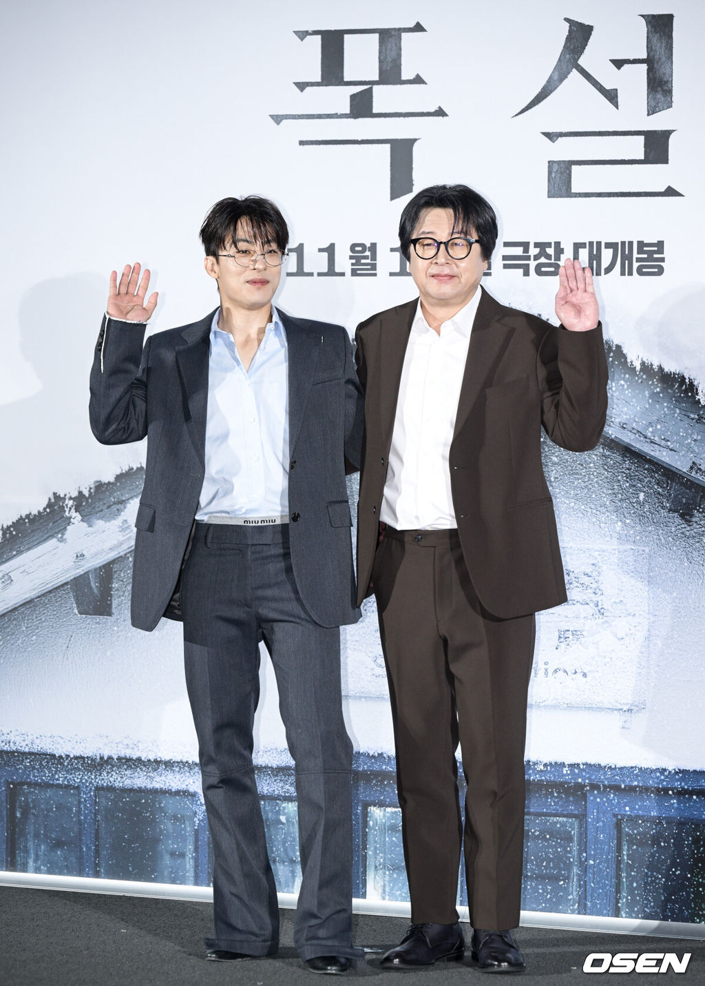 영화 ‘폭설(홍의정 감독)’ 제작보고회가 30일 서울 용산구 용산아이파크몰CGV에서 열렸다.‘폭설’은 폭설로 고립된 시골 기차역에서 퇴직을 앞둔 역장 갑수(김윤석)와 새로 온 후임 현택(구교환) 앞에 의문의 시신이 발견되며 벌어지는 미스터리 드라마다. 11월 18일 개봉.배우 구교환, 김윤석이 포즈를 취하고 있다. 2026.10.30/cej@osen.co.kr