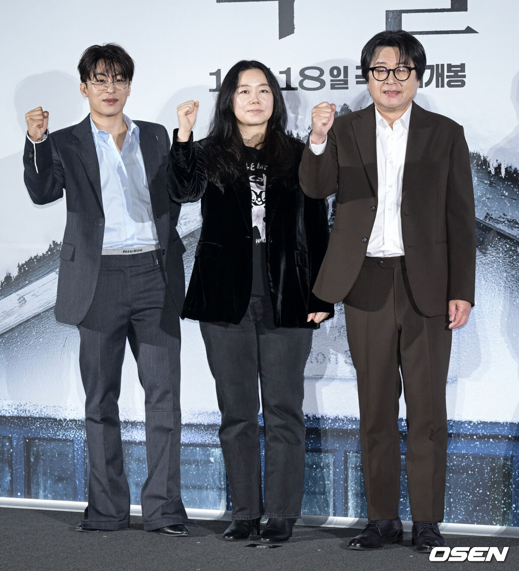 영화 ‘폭설(홍의정 감독)’ 제작보고회가 30일 서울 용산구 용산아이파크몰CGV에서 열렸다.‘폭설’은 폭설로 고립된 시골 기차역에서 퇴직을 앞둔 역장 갑수(김윤석)와 새로 온 후임 현택(구교환) 앞에 의문의 시신이 발견되며 벌어지는 미스터리 드라마다. 11월 18일 개봉.배우 구교환, 김윤석 그리고 홍의정 감독(가운데)이 포즈를 취하고 있다. 2026.10.30/cej@osen.co.kr