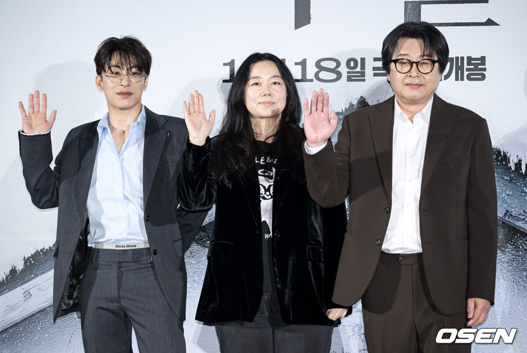 영화 ‘폭설(홍의정 감독)’ 제작보고회가 30일 서울 용산구 용산아이파크몰CGV에서 열렸다.‘폭설’은 폭설로 고립된 시골 기차역에서 퇴직을 앞둔 역장 갑수(김윤석)와 새로 온 후임 현택(구교환) 앞에 의문의 시신이 발견되며 벌어지는 미스터리 드라마다. 11월 18일 개봉.배우 구교환, 김윤석 그리고 홍의정 감독(가운데)이 포즈를 취하고 있다. 2026.10.30/cej@osen.co.kr