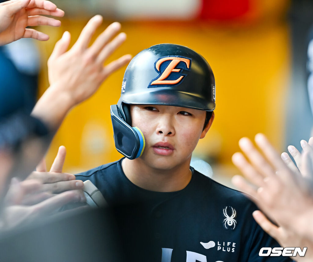 28일 인천 SSG랜더스필드에서 ‘2026 신한 SOL Bank KBO리그’ SSG 랜더스와 한화 이글스의 경기가 열렸다.이날 SSG는 최민준, 한화는 류현진을 선발로 내세웠다.3회초 2사 주자 1,3루 한화 노시환의 중견수 왼쪽 1타점 적시타때 홈을 밟은 문현빈이 덕아웃에서 동료들과 하이파이브를 하고 있다. 2026.06.28 / rumi@osen.co.kr