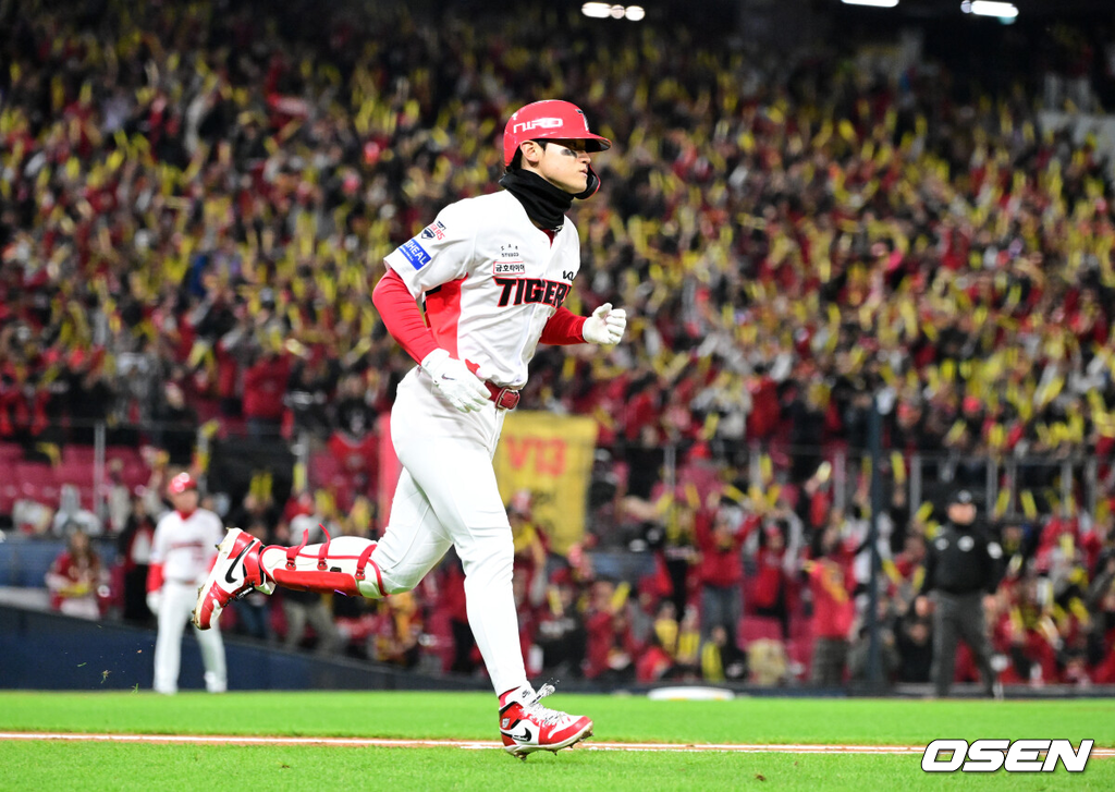 29일 광주-기아 챔피언스필드에서 2026 신한 SOL KBO 플레이오프 3차전 KIA 타이거즈와 삼성 라이온즈의 경기가 열렸다.KIA는 시라카와, 삼성은 최원태를 선발로 내세웠다.3회말 1사에서 KIA 김도영이 역전 우월 솔로포를 날리고 그라운드를 돌고 있다. 2026.10.29 / jpnews@osen.co.kr