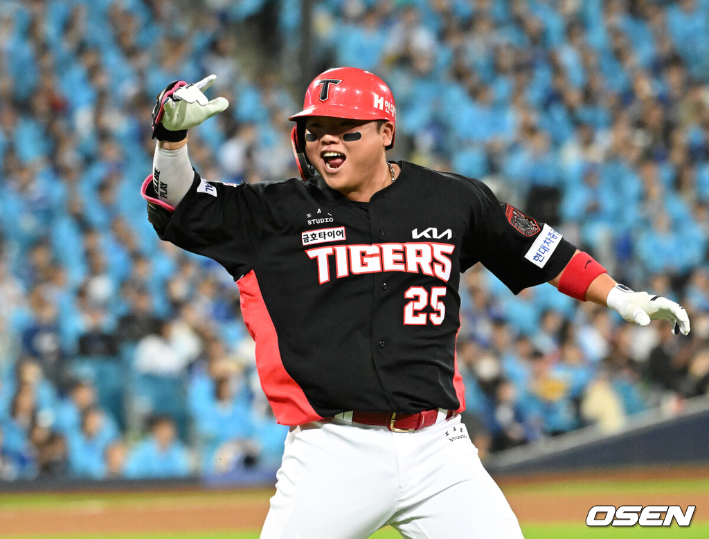 26일 대구삼성라이온즈파크에서 2026 신한 SOL KBO 플레이오프 1차전 삼성 라이온즈와 KIA 타이거즈의 경기가 열렸다.비로 하루 미뤄진 가을야구, 선발 맞대결에는 변화가 없다. 삼성은 크리스 페덱, KIA는 제임스 네일이 나섰다.4회초 무사에서 KIA 한준수가 우월 솔로 홈런을 치고 환호하고 있다. 2026.10.26 /sunday@osen.co.kr