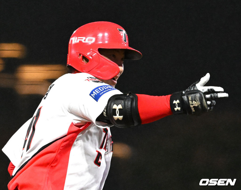 29일 광주-기아 챔피언스필드에서 2026 신한 SOL KBO 플레이오프 3차전 KIA 타이거즈와 삼성 라이온즈의 경기가 열렸다.KIA는 시라카와, 삼성은 최원태를 선발로 내세웠다.6회말 무사에서 KIA 나성범이 우월 솔로 홈런을 치고 환호하고 있다. 2026.10.29 /sunday@osen.co.kr