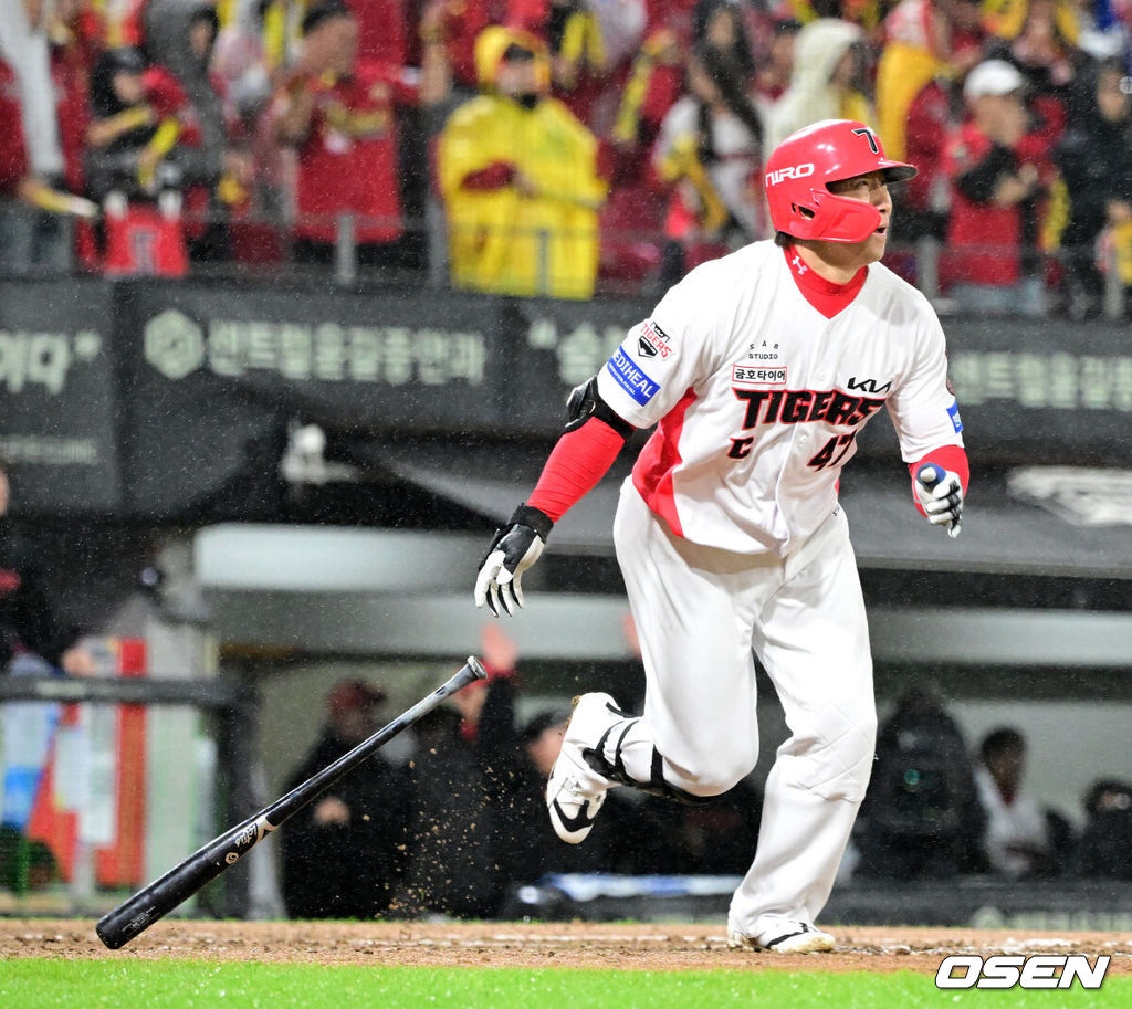 29일 광주-기아 챔피언스필드에서 2026 신한 SOL KBO 플레이오프 3차전 KIA 타이거즈와 삼성 라이온즈의 경기가 열렸다.KIA는 시라카와, 삼성은 최원태를 선발로 내세웠다.6회말 무사에서 KIA 나성범이 동점 우월 솔로포를 날리고 있다. 2026.10.29 / jpnews@osen.co.kr