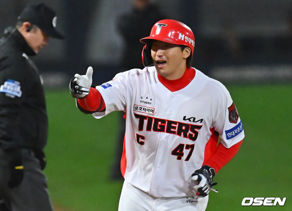 29일 광주-기아챔피언스필드에서 2026 신한 SOL KBO 플레이오프 3차전 KIA 타이거즈와 삼성 라이온즈의 경기가 열렸다. 홈팀 KIA는 시라카와가, 방문팀 삼성은 최원태가 선발 출전했다.KIA 타이거즈 나성범이 6회말 우월 동점 솔로 홈런을 치고 세리머니를 하고 있다. 2026.10.29 / foto0307@osen.co.kr