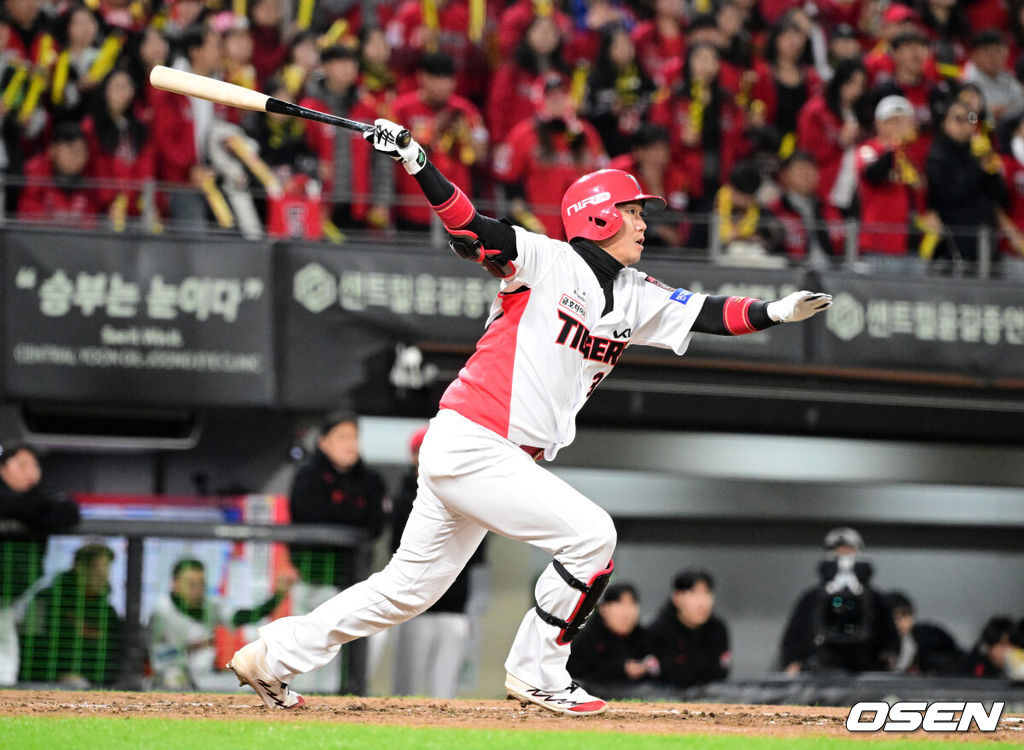 29일 광주-기아 챔피언스필드에서 2026 신한 SOL KBO 플레이오프 3차전 KIA 타이거즈와 삼성 라이온즈의 경기가 열렸다.KIA는 시라카와, 삼성은 최원태를 선발로 내세웠다.4회말 2사에서 KIA 하주석이 우전 안타를 날리고 있다. 2026.10.29 / jpnews@osen.co.kr