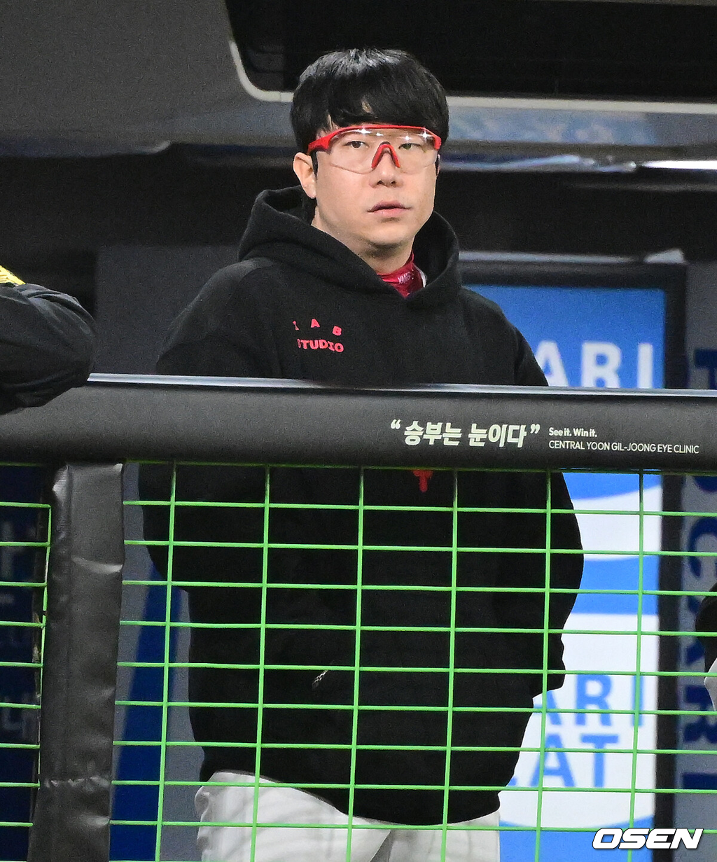 ] 삼성 라이온즈가 29일 광주-기아 챔피언스필드에서 열린 2026 신한 SOL KBO 포스트시즌 KIA 타이거즈와의 플레이오프 3차전을 6-4로 승리했다.디아즈의 투런홈런, 류지혁의 투런 홈런에 이어 박승규의 결승타, 구자욱의 추가 적시타에 힘입었다. 원태인을 포함해 불펜을 총동원해 승리를 이끌었다. 이로써 삼성은 1패후 2연승을 거두며 남은 2경기에서 1승만 올리면 한국시리즈에 진출한다. KIA는 투수 9명의 투입하는 물량작전을 벌였지만 타선의 응집력에서 한뼘 뒤지며 1승후 연패를 당해 벼랑끝에 몰렸다. 김도영이 홈런 포함 2안타 3출루를 했지만 앞뒤에서 뒷받침이 없었다. 8회 KIA 양현종이 경기를 지켜보고 있다. 2026.10.29 / jpnews@osen.co.kr