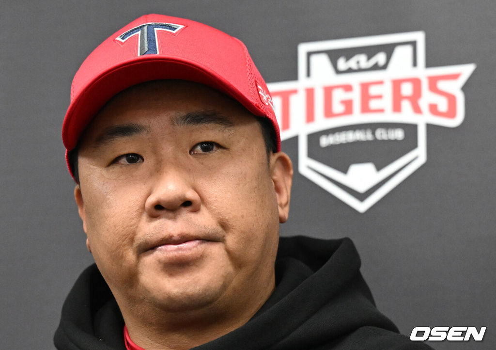 30일 광주-기아 챔피언스필드에서 2026 신한 SOL KBO 플레이오프 3차전 KIA 타이거즈와 삼성 라이온즈의 경기가 열렸다.KIA는 네일, 삼성은 페덱을 선발로 내세웠다.경기에 앞서 KIA 이범호 감독이 인터뷰를 하고 있다. 2026.10.30 /sunday@osen.co.kr