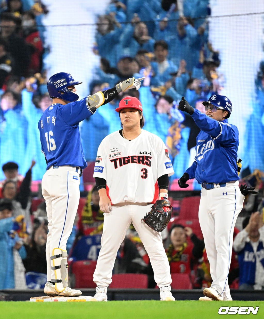 30일 광주-기아 챔피언스필드에서 2026 신한 SOL KBO 플레이오프 3차전 KIA 타이거즈와 삼성 라이온즈의 경기가 열렸다.KIA는 네일, 삼성은 페덱을 선발로 내세웠다.2회초 1사 1,2루에서 삼성 류지혁이 우전 적시타를 치고 환호하고 있다. 2026.10.30 /sunday@osen.co.kr