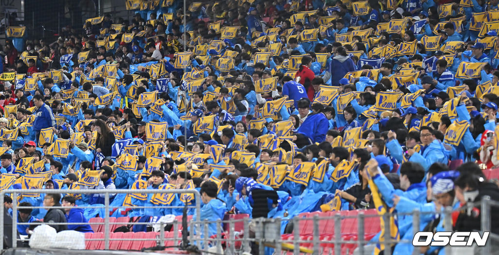 30일 광주-기아챔피언스필드에서 2026 신한 SOL KBO 플레이오프 4차전 KIA 타이거즈와 삼성 라이온즈의 경기가 열렸다. 홈팀 KIA는 네일이, 방문팀 삼성은 페덱이 선발 출전했다.삼성 라이온즈 팬들이 응원을 하고 있다. 2026.10.30 / foto0307@osen.co.kr