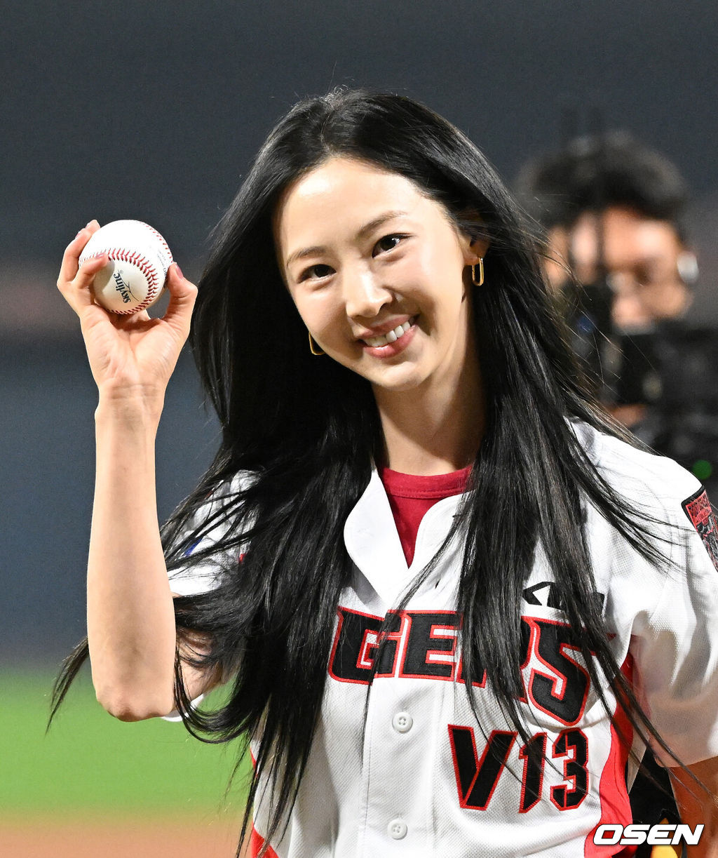 30일 광주-기아 챔피언스필드에서 2026 신한 SOL KBO 플레이오프 3차전 KIA 타이거즈와 삼성 라이온즈의 경기가 열렸다.KIA는 네일, 삼성은 페덱을 선발로 내세웠다.경기에 앞서 배우 김다솜이 시구를 마치고 인사를 하고 있다. 2026.10.30 /sunday@osen.co.kr