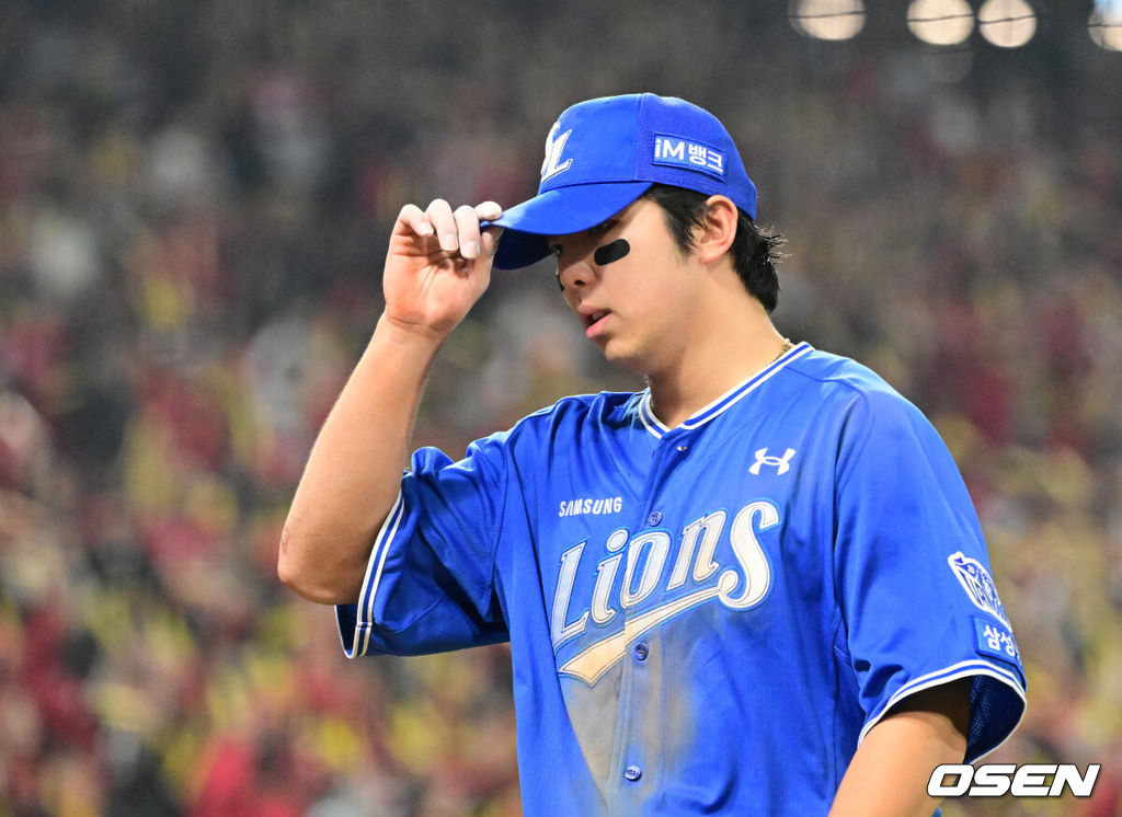 30일 광주-기아 챔피언스필드에서 2026 신한 SOL KBO 플레이오프 4차전 KIA 타이거즈와 삼성 라이온즈의 경기가 열렸다.KIA는 제임스 네일, 삼성은 크리스 페덱을 선발로 내세웠다.7회말 수비를 마치고 실책을 범한 삼성 김영웅이 아쉬워하고 있다. 2026.10.30 / jpnews@osen.co.kr