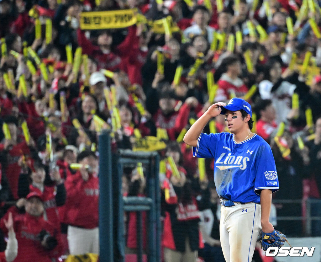 30일 광주-기아 챔피언스필드에서 2026 신한 SOL KBO 플레이오프 4차전 KIA 타이거즈와 삼성 라이온즈의 경기가 열렸다.KIA는 제임스 네일, 삼성은 크리스 페덱을 선발로 내세웠다.7회말 1사 2루에서 삼성 김영웅이 KIA 카스트로의 동점 적시타가 터지자 아쉬워하고 있다. 2026.10.30 / jpnews@osen.co.kr