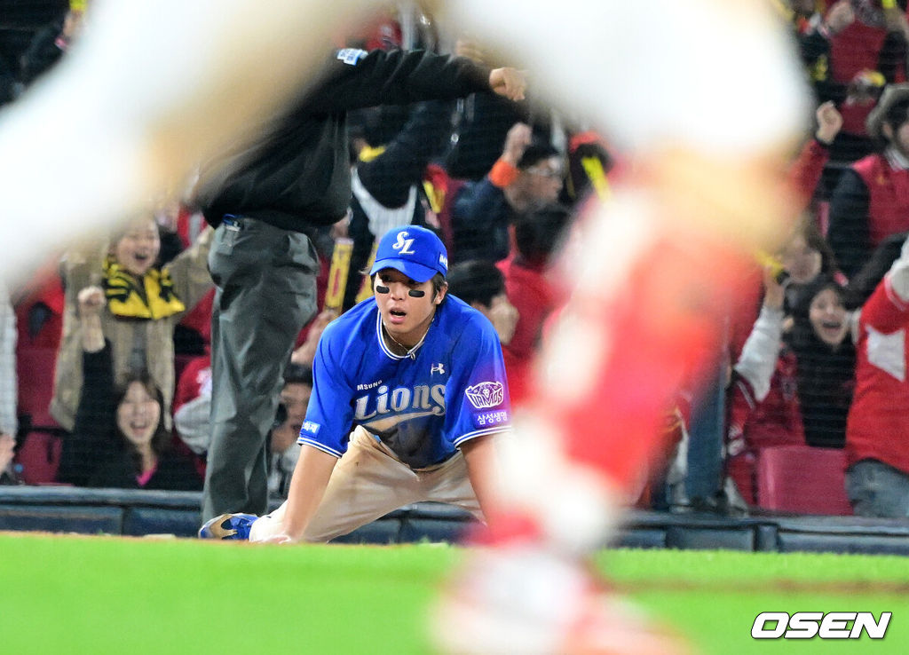 30일 광주-기아 챔피언스필드에서 2026 신한 SOL KBO 플레이오프 4차전 KIA 타이거즈와 삼성 라이온즈의 경기가 열렸다.KIA는 제임스 네일, 삼성은 크리스 페덱을 선발로 내세웠다.7회말 1사에서 삼성 김영웅이 KIA 김도영의 3루 땅볼에 실책을 범하며 아쉬워하고 있다. 2026.10.30 / jpnews@osen.co.kr