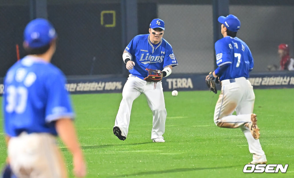 30일 광주-기아챔피언스필드에서 2026 신한 SOL KBO 플레이오프 4차전 KIA 타이거즈와 삼성 라이온즈의 경기가 열렸다. 홈팀 KIA는 네일이, 방문팀 삼성은 페덱이 선발 출전했다.삼성 라이온즈 최형우와 이재현이 7회말 2사 1,3루 KIA 타이거즈 하주석의 타구를 잡지 못하고 있다. 2026.10.30 / foto0307@osen.co.kr