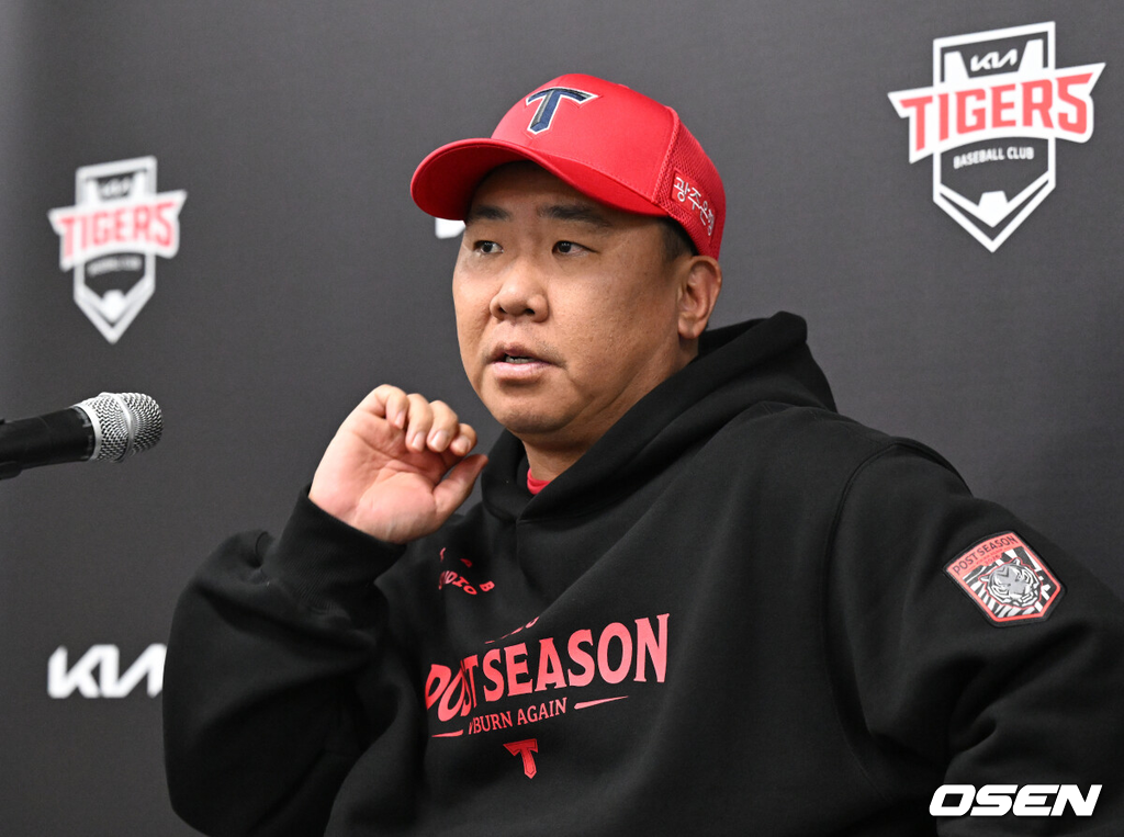30일 광주-기아 챔피언스필드에서 2026 신한 SOL KBO 플레이오프 3차전 KIA 타이거즈와 삼성 라이온즈의 경기가 열렸다.KIA는 네일, 삼성은 페덱을 선발로 내세웠다.경기에 앞서 KIA 이범호 감독이 인터뷰를 하고 있다. 2026.10.30 /sunday@osen.co.kr