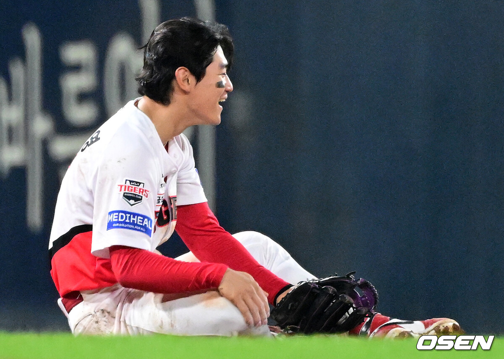 한국시리즈 티켓의 주인은 5차전에서 결정난다. KIA 타이거즈가 벼랑끝에서 기사회생했다. 30일 광주-기아 챔피언스필드에서 열린 2026 신한 SOL KBO 포스트시즌 삼성 라이온즈와의 플레이오프 4차전에서 4-2로 역전승을 거뒀다. 선발 제임스 네일이 5이닝 1실점으로 호투하고 전상현이 2이닝 퍼펙트 세이브를 했다. 한준수가 역전타 포함 3안타 2타점, 김도영이 2득점을 올리며 승리를 이끌었다.9회초 2사에서 KIA 김도영이 삼성 김헌곤의 3루 라인드라이브 타구를 처리하며 경기를 매조짓고 있다. 2026.10.30 / jpnews@osen.co.kr