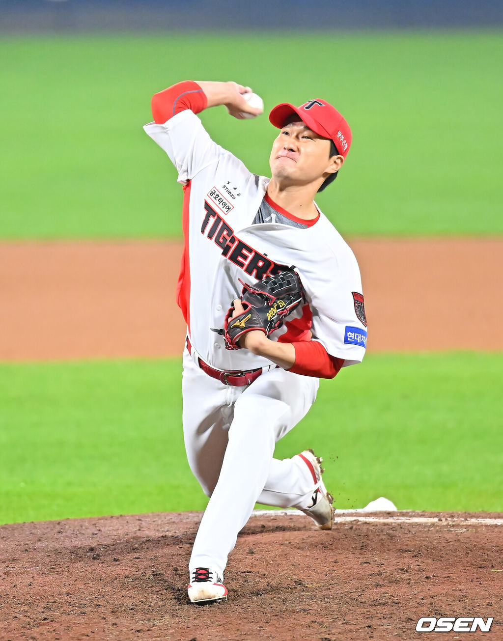30일 광주-기아챔피언스필드에서 2026 신한 SOL KBO 플레이오프 4차전 KIA 타이거즈와 삼성 라이온즈의 경기가 열렸다. 홈팀 KIA는 네일이, 방문팀 삼성은 페덱이 선발 출전했다.KIA 타이거즈 전상현이 역투하고 있다. 2026.10.30 / foto0307@osen.co.kr