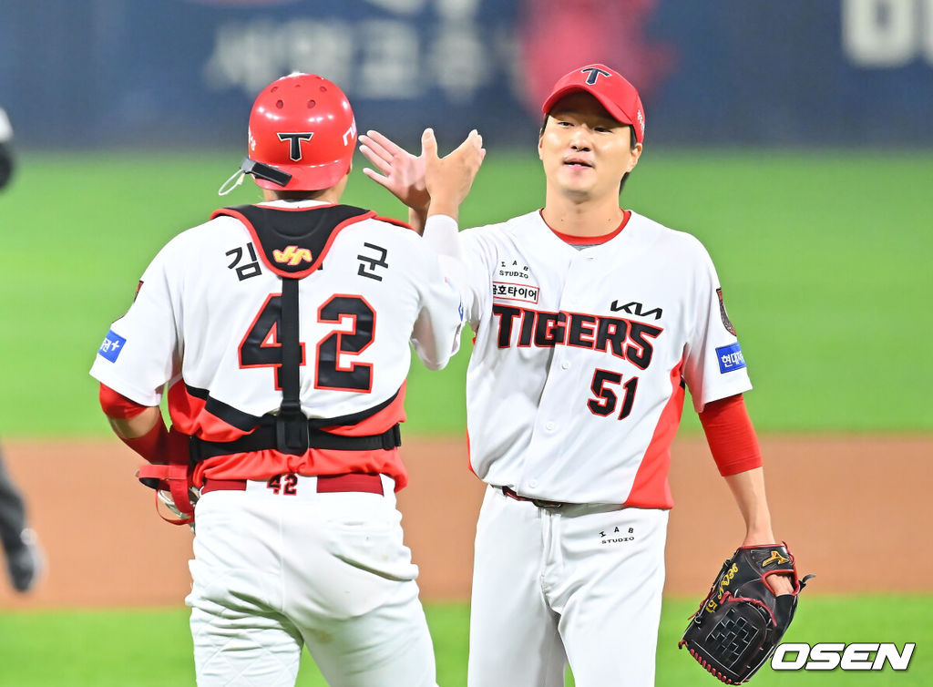 30일 광주-기아챔피언스필드에서 2026 신한 SOL KBO 플레이오프 4차전 KIA 타이거즈와 삼성 라이온즈의 경기가 열렸다. 홈팀 KIA는 네일이, 방문팀 삼성은 페덱이 선발 출전했다.KIA 타이거즈 전상현이 삼성 라이온즈에 4-2로 승리한 후 김태군과 기쁨을 나누고 있다. 2026.10.30 / foto0307@osen.co.kr